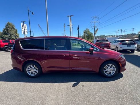 Used 2017 Chrysler Pacifica LX FWD image 8