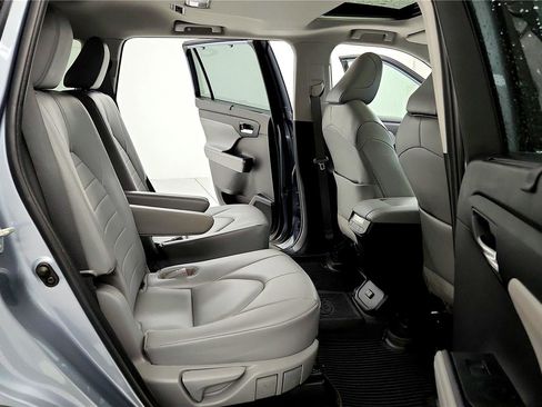 Used 2023 Toyota Highlander XLE image 11