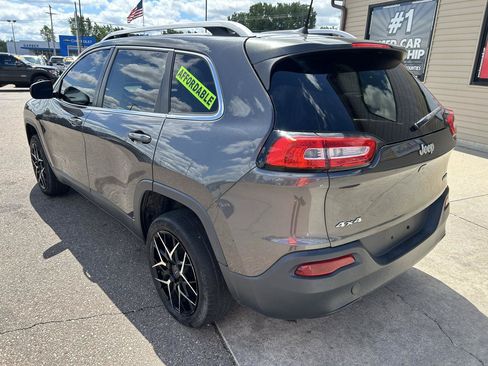Used 2016 Jeep Cherokee Latitude w/ Cold Weather Group AWD/4WD image 7