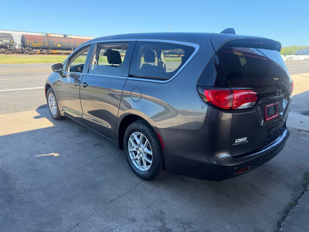 Used 2018 Chrysler Pacifica Touring FWD image 10