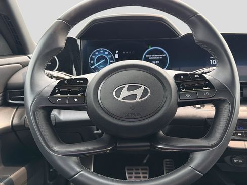 Certified 2025 Hyundai Elantra SEL FWD image 19