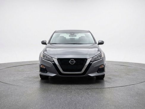 Used 2025 Nissan Altima 2.5 SV FWD image 2