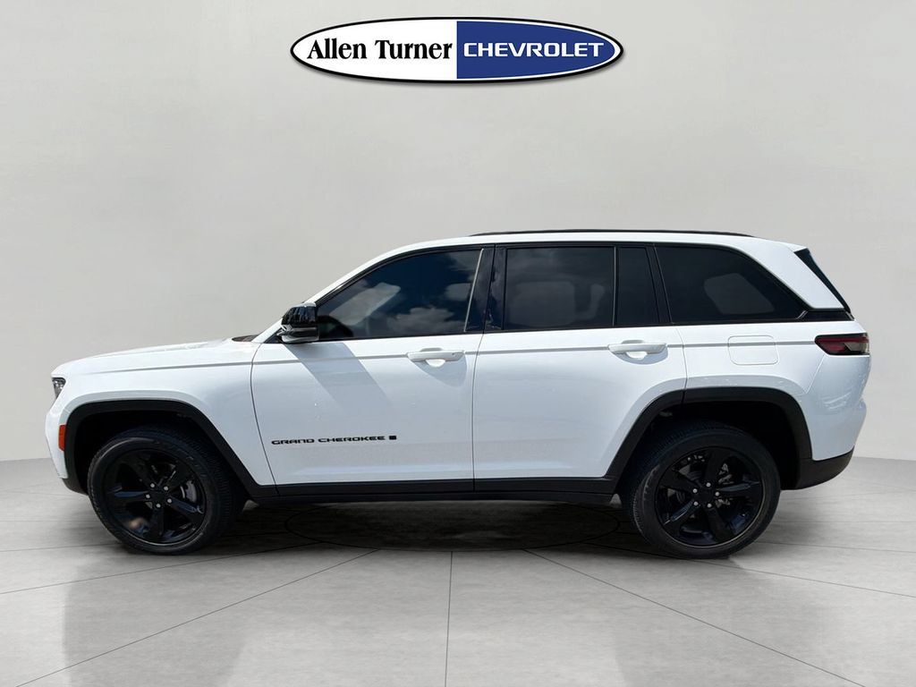 Used 2023 Jeep Grand Cherokee Altitude AWD/4WD image 6