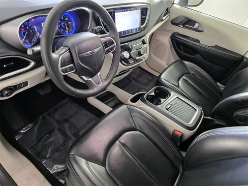 Certified 2023 Chrysler Pacifica Touring-L image 11