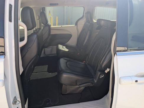 Used 2024 Chrysler Pacifica Touring-L FWD image 29
