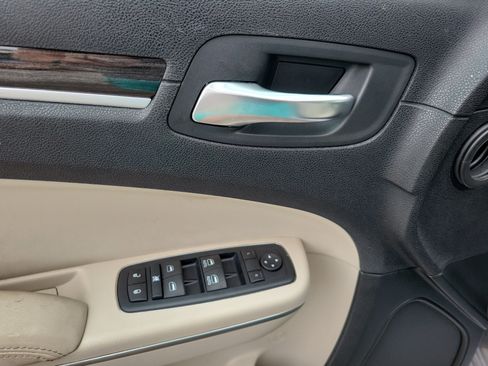 Used 2016 Chrysler 300 Limited RWD image 8