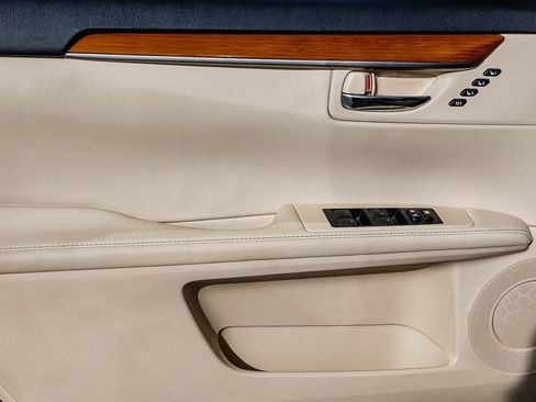 Used 2014 Lexus ES 300h w/ Luxury Package w/Bamboo Trim image 21