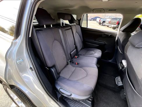 Used 2025 Toyota Highlander LE image 19