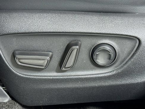 Used 2023 Toyota Highlander XLE AWD/4WD image 18