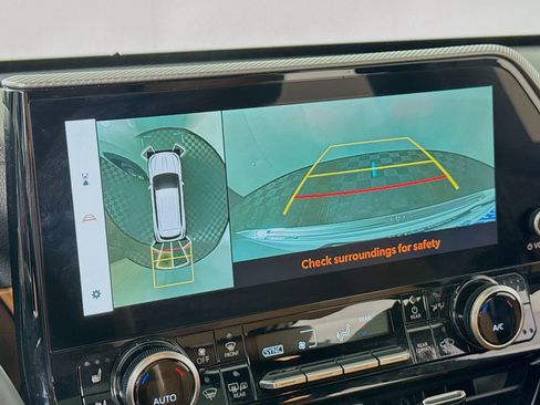 Used 2024 Toyota Highlander Platinum image 17