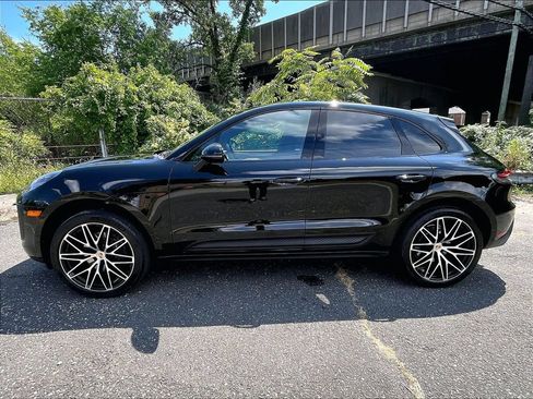 Certified 2023 Porsche Macan AWD/4WD image 2