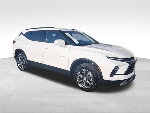 Used 2024 Chevrolet Blazer LT w/ Convenience Package FWD image 3