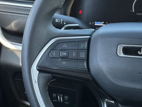 Used 2023 Jeep Grand Cherokee Laredo image 14