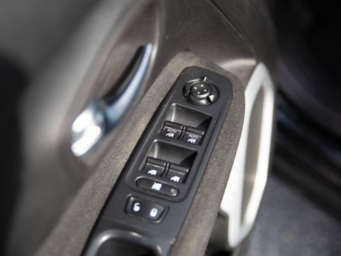 Used 2018 Jeep Renegade Latitude AWD/4WD image 19