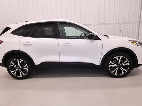 Certified 2022 Ford Escape SE w/ SE Sport Appearance Package AWD/4WD image 2