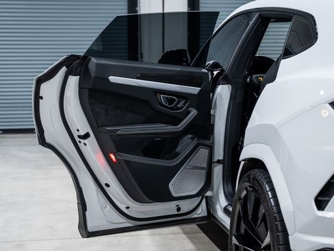 Used 2022 Lamborghini Urus AWD/4WD image 28