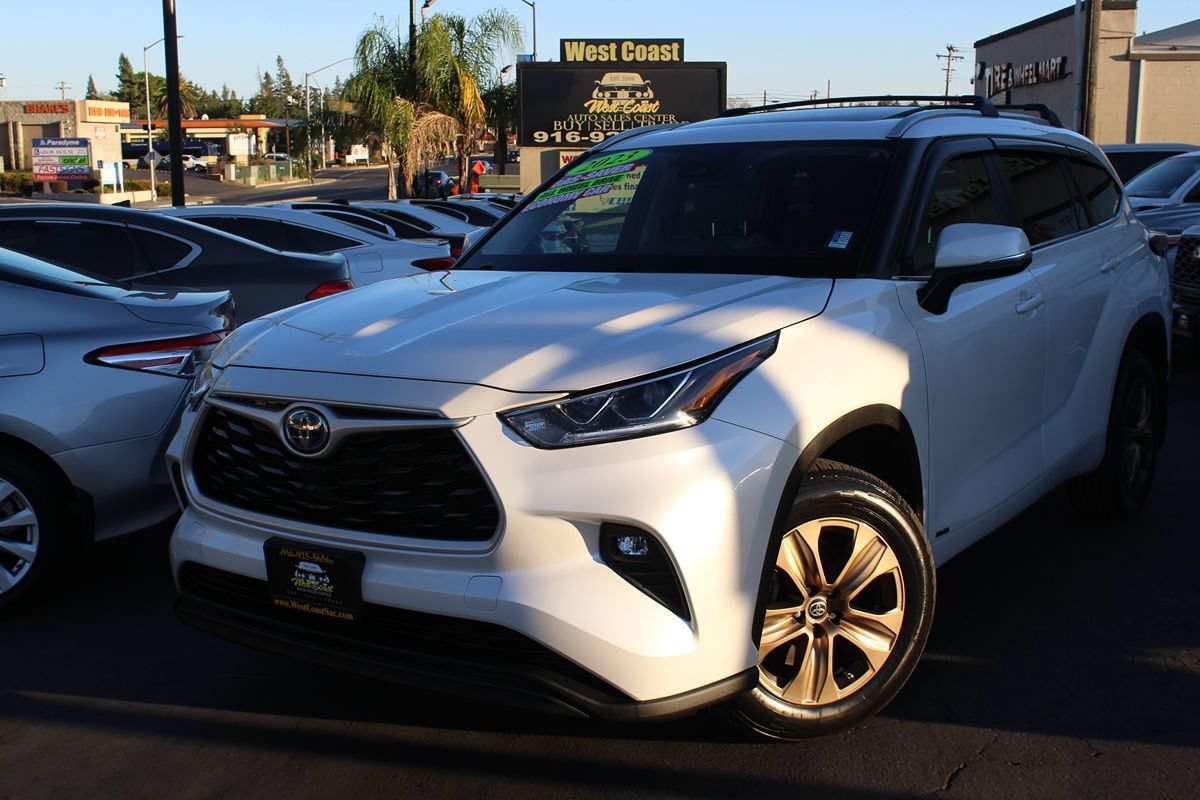 Used 2023 Toyota Highlander Bronze Edition AWD/4WD image 2