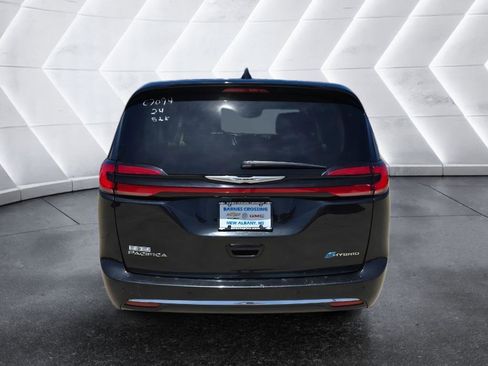 Used 2024 Chrysler Pacifica Limited FWD image 6