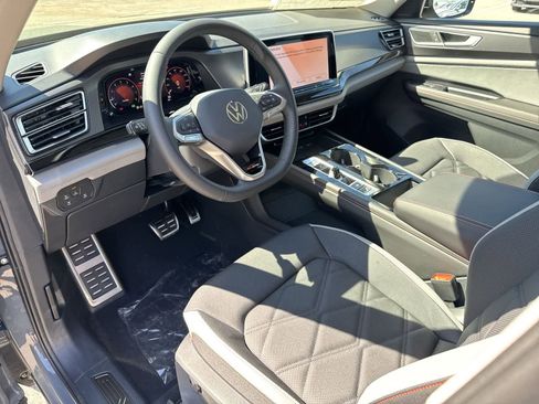New 2026 Volkswagen Atlas Peak Edition AWD/4WD image 2