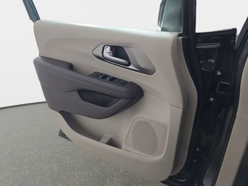 Used 2017 Chrysler Pacifica Touring w/ Tire & Wheel Group FWD image 31