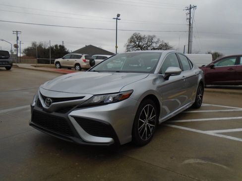 Used 2024 Toyota Camry SE image 3