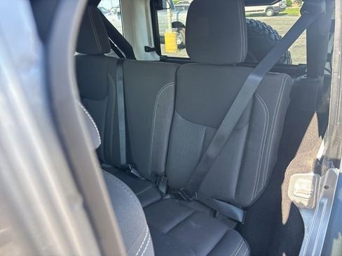 Used 2015 Jeep Wrangler Unlimited Rubicon w/ Connectivity Group AWD/4WD image 17