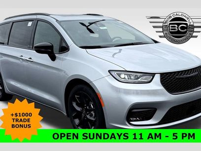 New 2026 Chrysler Pacifica Limited w/ Uconnect Theater Family Group