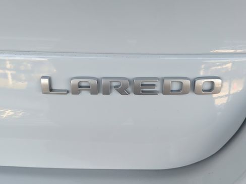 Used 2021 Jeep Grand Cherokee Laredo image 12