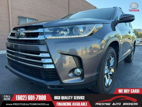 Used 2017 Toyota Highlander Limited Platinum image 3