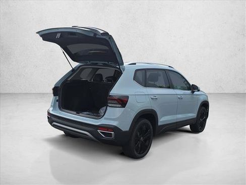 New 2026 Volkswagen Taos SE FWD image 2