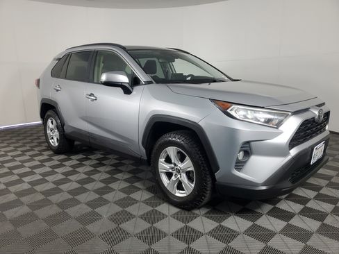 Used 2019 Toyota RAV4 XLE w/ Carpet Mat Package FWD image 2