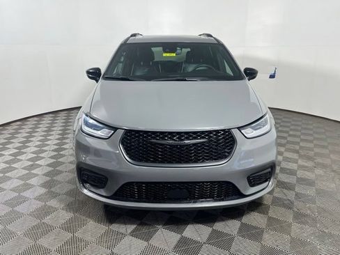 Certified 2025 Chrysler Pacifica Limited FWD image 2