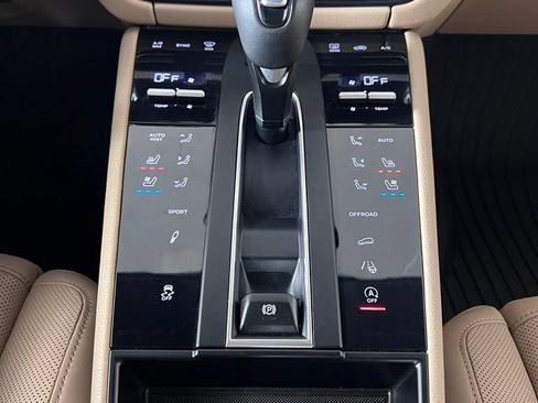 Certified 2024 Porsche Macan S AWD/4WD image 36