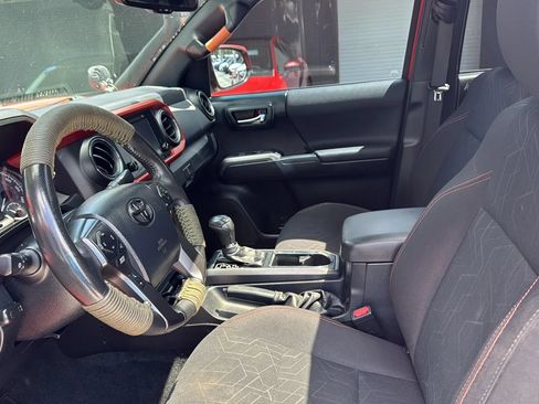 Used 2017 Toyota Tacoma TRD Off-Road w/ Premium & Technology Package AWD/4WD image 14