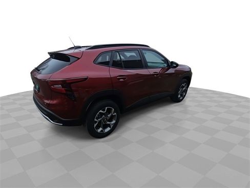 Used 2025 Chevrolet Trax LT w/ LT Convenience Package image 8