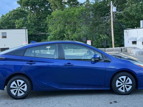 Used 2017 Toyota Prius Three w/ Carpet Mat Package FWD image 4