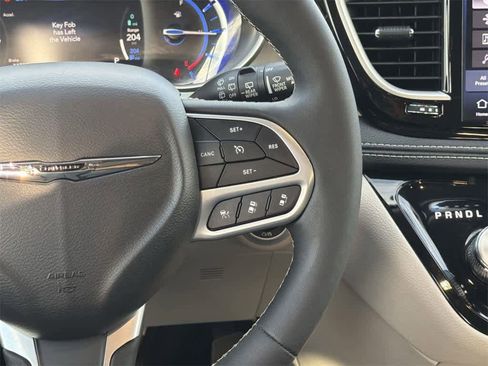 Used 2024 Chrysler Pacifica Select image 14
