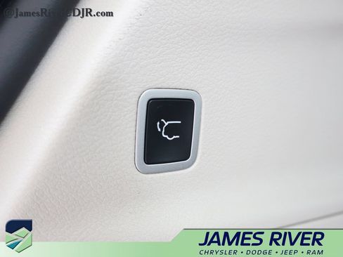 Used 2023 Chrysler Voyager LX FWD image 16