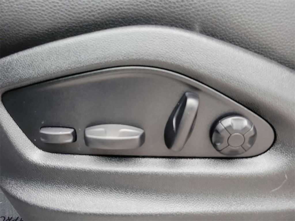 Certified 2025 Porsche Cayenne AWD/4WD image 28
