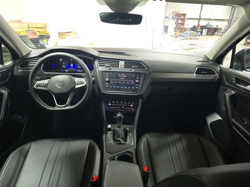 Used 2022 Volkswagen Tiguan SE image 9