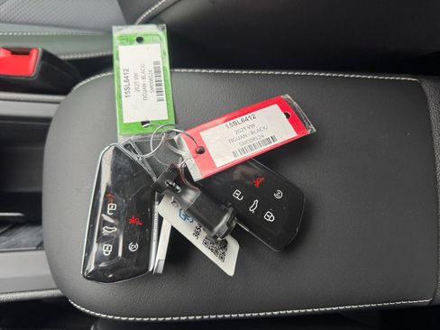 Used 2025 Volkswagen Tiguan SE image 36
