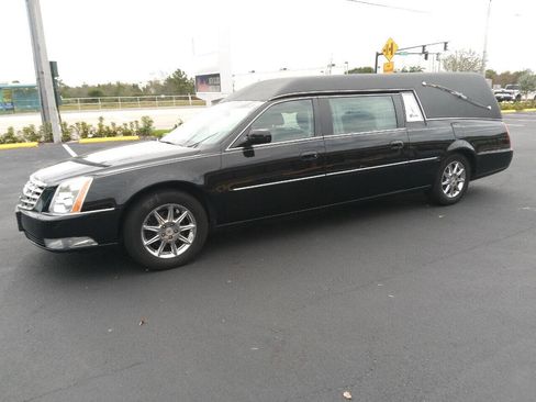 Used 2011 Cadillac DTS Limousine image 1