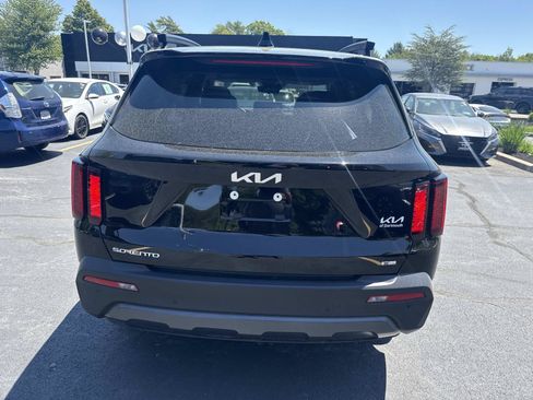 Used 2023 Kia Sorento S w/ Panoramic Sunroof Package AWD/4WD image 4