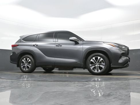 Used 2022 Toyota Highlander XLE AWD/4WD image 32