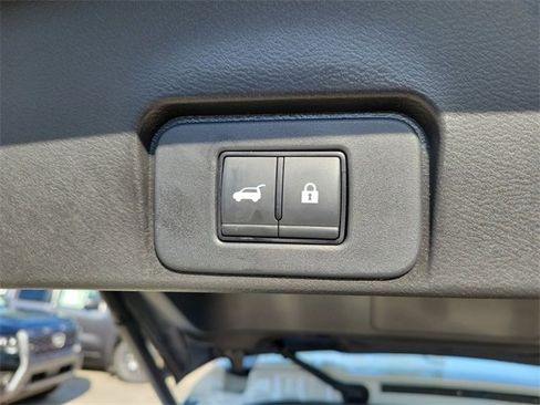 Used 2023 Nissan Rogue SL w/ SL Premium Package image 9