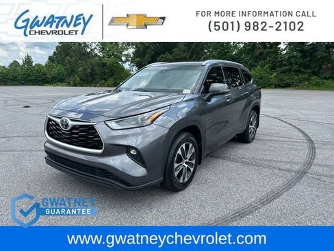 Used 2022 Toyota Highlander XLE AWD/4WD image 1