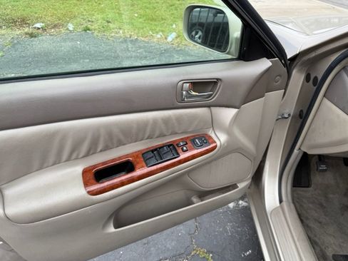 Used 2004 Toyota Camry XLE image 13