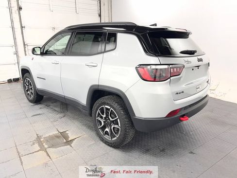 Used 2025 Jeep Compass Trailhawk AWD/4WD image 7