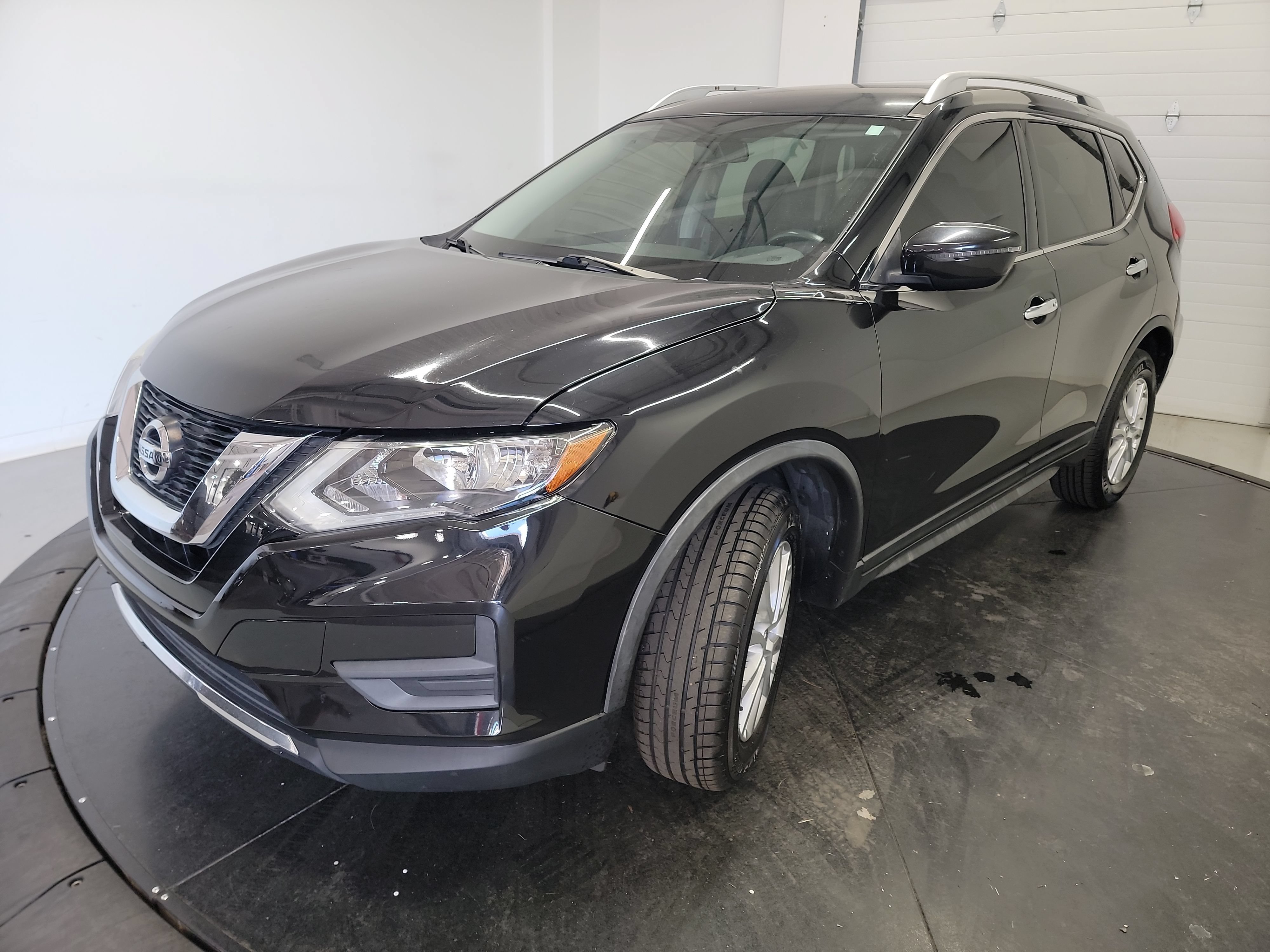Used 2017 Nissan Rogue SV AWD/4WD image 3