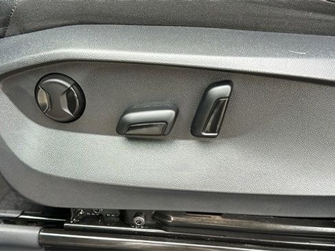 Used 2024 Volkswagen Tiguan SE image 10